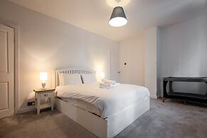 Contemporary Home in Friendly Easton - Free Parking