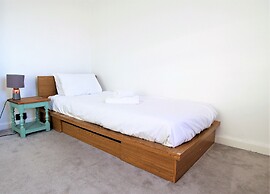 Contemporary Home in Friendly Easton - Free Parking