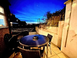 Contemporary Home in Friendly Easton - Free Parking