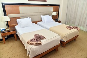 Chain Luxe Paradise Hotel