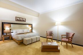 Chain Luxe Paradise Hotel