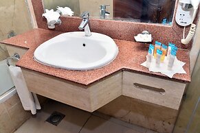 Chain Luxe Paradise Hotel