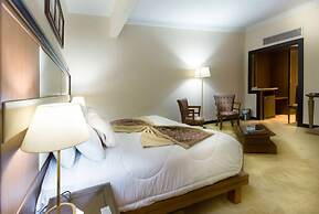 Chain Luxe Paradise Hotel