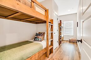 View Topia Vacation Home at Chateau Mountain with Pool and Tub by RedA