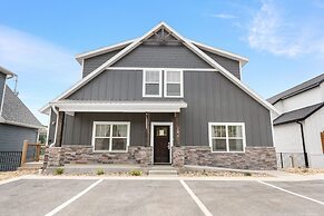 View Topia Vacation Home at Chateau Mountain with Pool and Tub by RedA