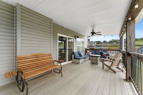 View Topia Vacation Home at Chateau Mountain with Pool and Tub by RedA