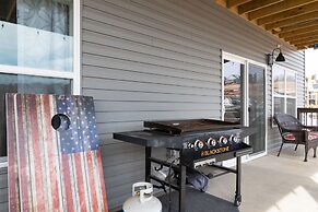 View Topia Vacation Home at Chateau Mountain with Pool and Tub by RedA