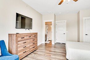 View Topia Vacation Home at Chateau Mountain with Pool and Tub by RedA