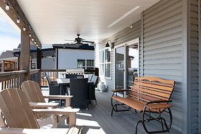 View Topia Vacation Home at Chateau Mountain with Pool and Tub by RedA