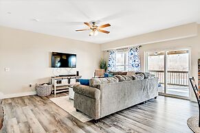 View Topia Vacation Home at Chateau Mountain with Pool and Tub by RedA