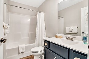 View Topia Vacation Home at Chateau Mountain with Pool and Tub by RedA