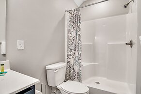 View Topia Vacation Home at Chateau Mountain with Pool and Tub by RedA