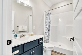 View Topia Vacation Home at Chateau Mountain with Pool and Tub by RedA