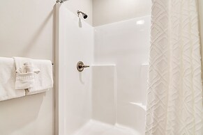 View Topia Vacation Home at Chateau Mountain with Pool and Tub by RedA