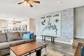 View Topia Vacation Home at Chateau Mountain with Pool and Tub by RedA