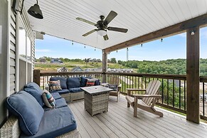 View Topia Vacation Home at Chateau Mountain with Pool and Tub by RedA