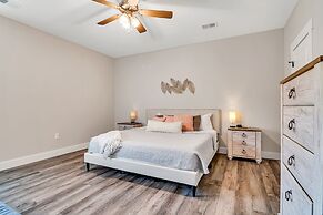 View Topia Vacation Home at Chateau Mountain with Pool and Tub by RedA