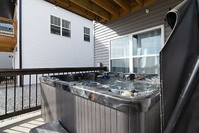 View Topia Vacation Home at Chateau Mountain with Pool and Tub by RedA