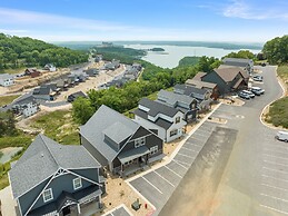 View Topia Vacation Home at Chateau Mountain with Pool and Tub by RedA