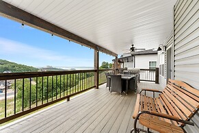 View Topia Vacation Home at Chateau Mountain with Pool and Tub by RedA