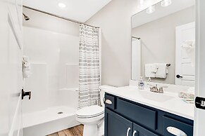 View Topia Vacation Home at Chateau Mountain with Pool and Tub by RedA