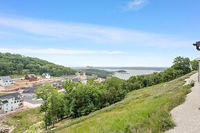 View Topia Vacation Home at Chateau Mountain with Pool and Tub by RedA