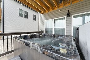 View Topia Vacation Home at Chateau Mountain with Pool and Tub by RedA