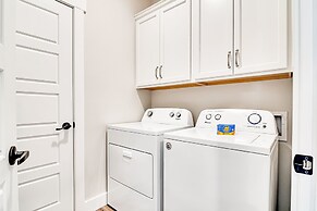 View Topia Vacation Home at Chateau Mountain with Pool and Tub by RedA