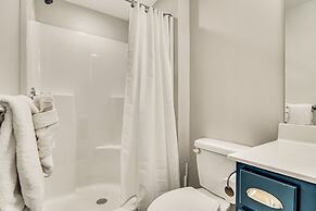 View Topia Vacation Home at Chateau Mountain with Pool and Tub by RedA