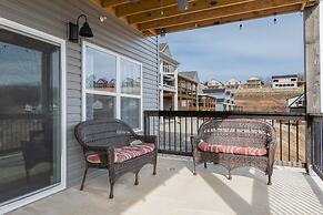 View Topia Vacation Home at Chateau Mountain with Pool and Tub by RedA