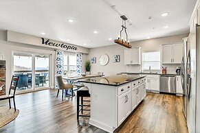 View Topia Vacation Home at Chateau Mountain with Pool and Tub by RedA