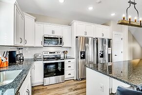 View Topia Vacation Home at Chateau Mountain with Pool and Tub by RedA