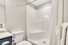 View Topia Vacation Home at Chateau Mountain with Pool and Tub by RedA