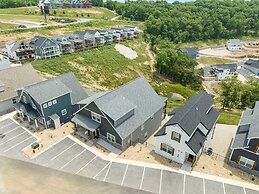 View Topia Vacation Home at Chateau Mountain with Pool and Tub by RedA