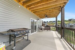 View Topia Vacation Home at Chateau Mountain with Pool and Tub by RedA