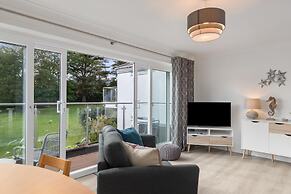 25 Coedrath Park - Sea Views From Balcony Short Walk to Beach Parking