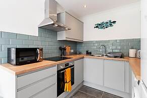 25 Coedrath Park - Sea Views From Balcony Short Walk to Beach Parking