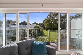 25 Coedrath Park - Sea Views From Balcony Short Walk to Beach Parking