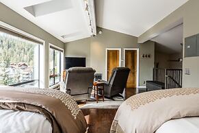 DELUXE SLOPESIDE Condo with 4th FLOOR VIEWS, Elevator and Underground 