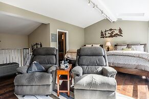 DELUXE SLOPESIDE Condo with 4th FLOOR VIEWS, Elevator and Underground 