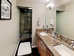 DELUXE SLOPESIDE Condo with 4th FLOOR VIEWS, Elevator and Underground 