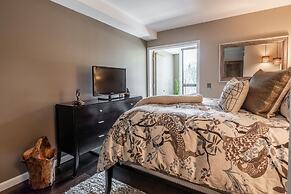 DELUXE SLOPESIDE Condo with 4th FLOOR VIEWS, Elevator and Underground 