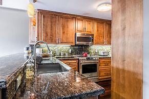 DELUXE SLOPESIDE Condo with 4th FLOOR VIEWS, Elevator and Underground 