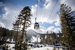 DELUXE SLOPESIDE Condo with 4th FLOOR VIEWS, Elevator and Underground 