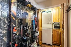 DELUXE SLOPESIDE Condo with 4th FLOOR VIEWS, Elevator and Underground 