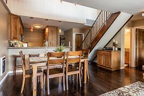 DELUXE SLOPESIDE Condo with 4th FLOOR VIEWS, Elevator and Underground 