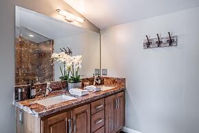 DELUXE SLOPESIDE Condo with 4th FLOOR VIEWS, Elevator and Underground 