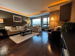 DELUXE SLOPESIDE Condo with 4th FLOOR VIEWS, Elevator and Underground 