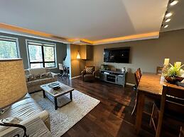 DELUXE SLOPESIDE Condo with 4th FLOOR VIEWS, Elevator and Underground 