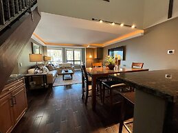 DELUXE SLOPESIDE Condo with 4th FLOOR VIEWS, Elevator and Underground 